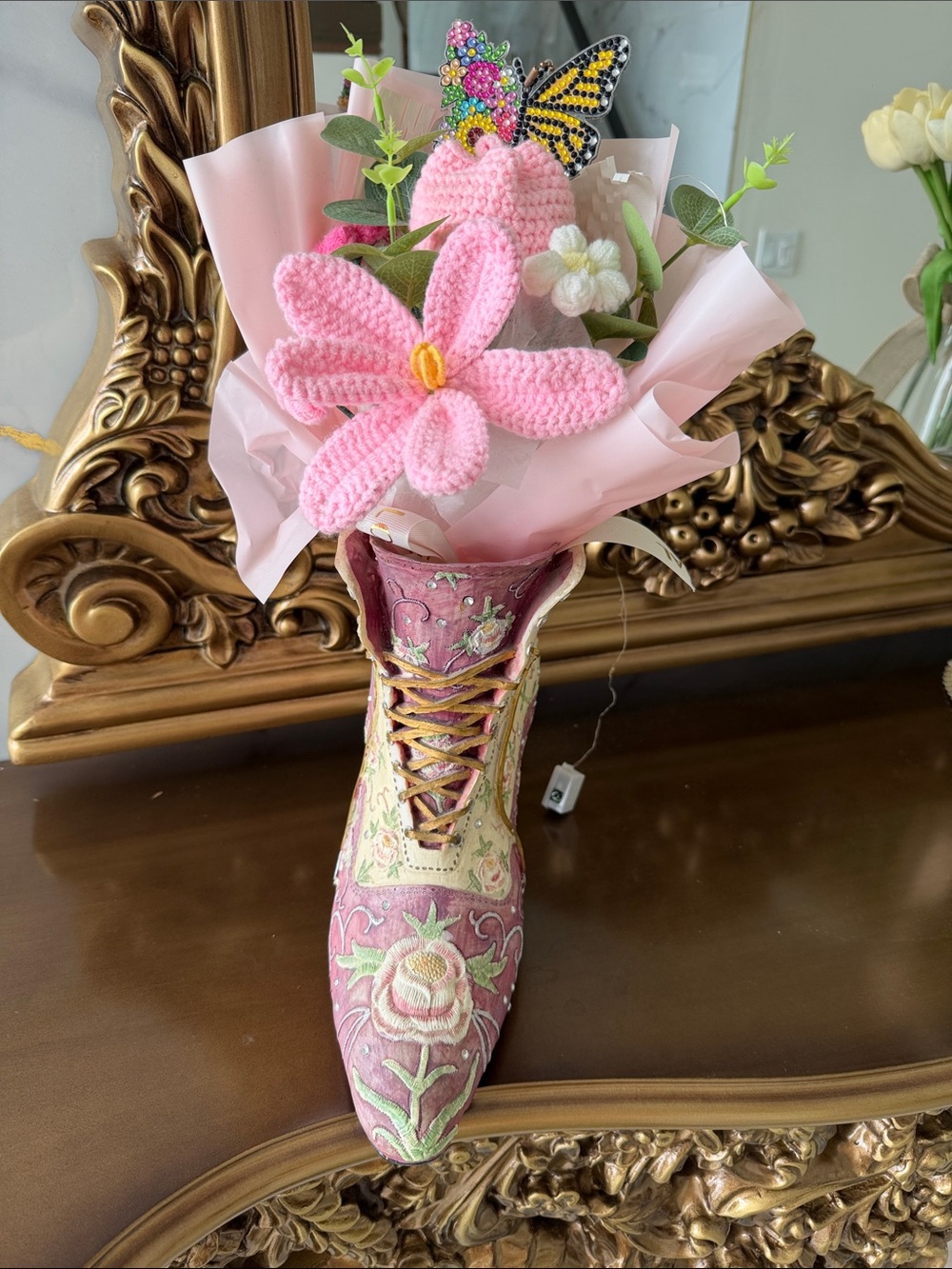Floral Embroidered Victorian-Style Lace-Up FLOWER VASE. Super cute . - Picture 7 of 7